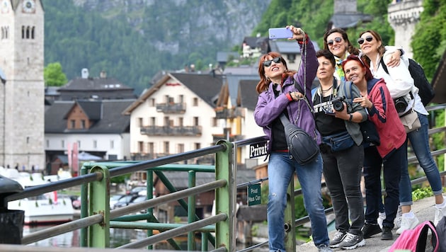 Hallstatt ist ein beliebter Fotospot für Selfie-Jäger. (Bild: Wolfgang Spitzbart)