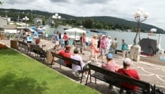 Viele Touristen genießen trotz schlechten Wetters den Urlaub an den Kärntner Seen. Andere warten hingegen noch auf das optimale Badewetter und entscheiden sich kurzfristig für einen Aufenthalt in Kärnten. (Bild: Rojsek-Wiedergut Uta)