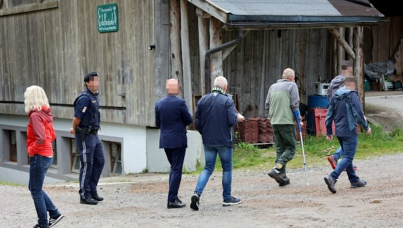 Mit Polizeieskorte marschierte der Exekutor auf. (Bild: Hölzl Roland, Krone KREATIV)