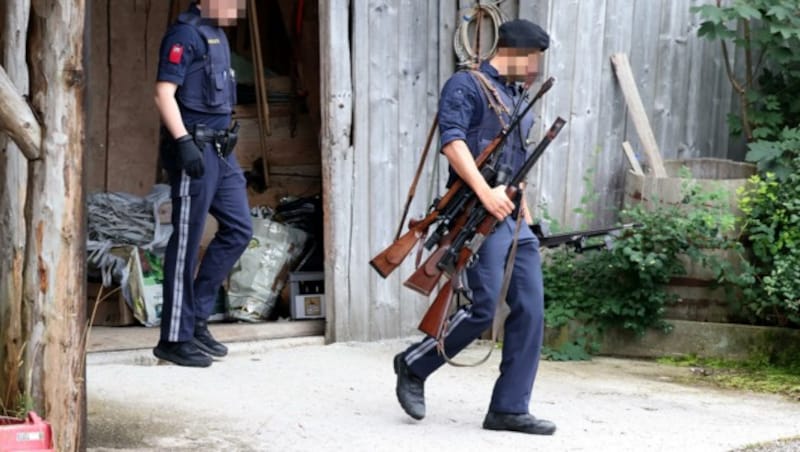 Die Waffen des Jägers nahm die Polizei zur Verwahrung mit. Herr Zehentmayr ist zu krank, um den Waffenschrank zu heben und aus dem Bauernhof zu entfernen. (Bild: Hölzl Roland, Krone KREATIV)