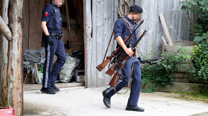 Die Waffen des Jägers nahm die Polizei zur Verwahrung mit. Herr Zehentmayr ist zu krank, um den ...