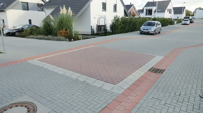 Aufpflasterungen dienen dazu, dass Lenker vor den Übergängen gezwungen sind, das Tempo zu ...