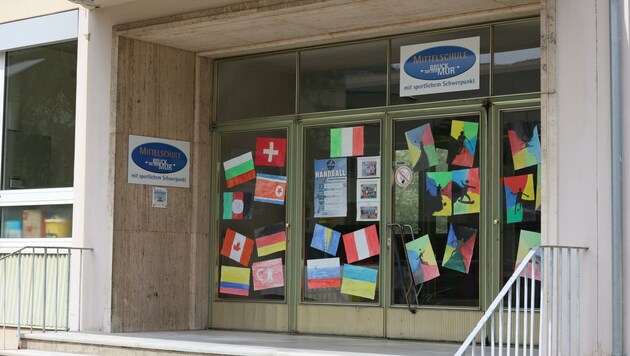 Die Mittelschule in Bruck: Hier planten Jugendliche einen Anschlag, weil sie sich im Netz islamistisch radikalisiert hatten. (Bild: Jauschowetz Christian)