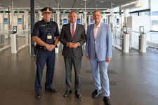 Florian Grünsteidl (stellvertretende Stadtpolizeikommandant), Gerhard Karner (Innenminister), Günther Ofner (Vorstand der Flughafen Wien AG) (Bild: BMI/Jrgen Makowecz)