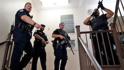 Polizeikräfte am Mittwoch in einem Stiegenhaus des Kapitols - sie waren die einzigen Bewaffneten im Gebäude, wie sich bald herausstellte. (Bild: ASSOCIATED PRESS)