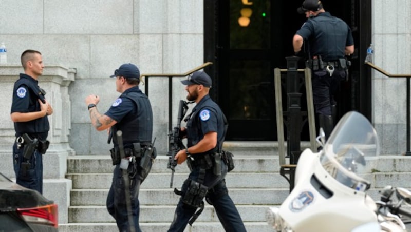 Polizeikräfte vor dem Gebäude (Bild: ASSOCIATED PRESS)