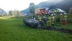 Das Auto blieb auf der Wiese liegen (Bild: Feuerwehr Bad Hofgastein)