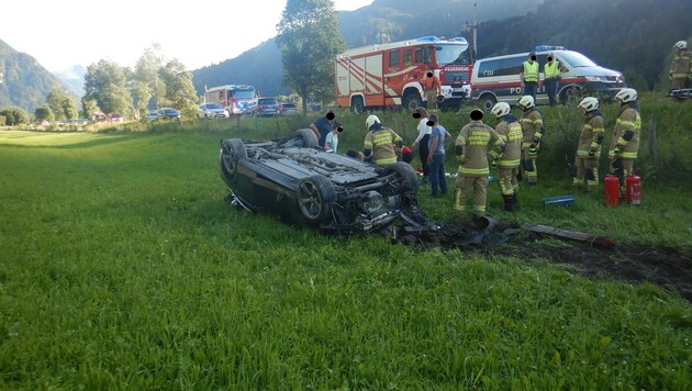 Das Auto blieb auf der Wiese liegen (Bild: Feuerwehr Bad Hofgastein)