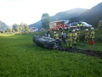 Das Auto blieb auf der Wiese liegen (Bild: Feuerwehr Bad Hofgastein)