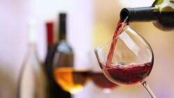 Eine eben erst in den USA erschienene italienische Studie widerlegt den angeblich die Blutgefäße „entspannenden“ Effekt von Alkohol. (Bild: stock.adobe.com)