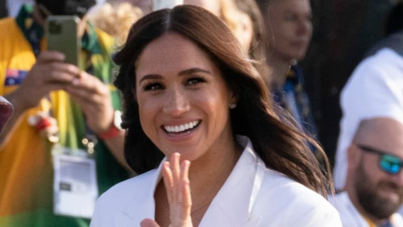 Herzogin Meghan wurde am Wochenende mit einem Anti-Stress-Pickerl am Handgelenk gesichtet. Bereitet ihr Harry Kummer? (Bild: APA/AP Photo/Peter Dejong)