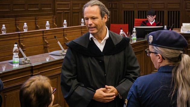 Verteidiger Andreas Mauhart mit der Angeklagten. (Bild: Pressefoto Scharinger © Daniel Scharinger)