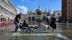 An Gummistiefel haben wohl die wenigsten Touristen für die Stadtbesichtigung gedacht (Archivbild). (Bild: AFP/ANDREA PATTARO)