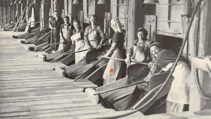 Klauberinnen um 1950 beim Scheiden des erzhaltigen Gesteins vom tauben, wertlosen Gestein.