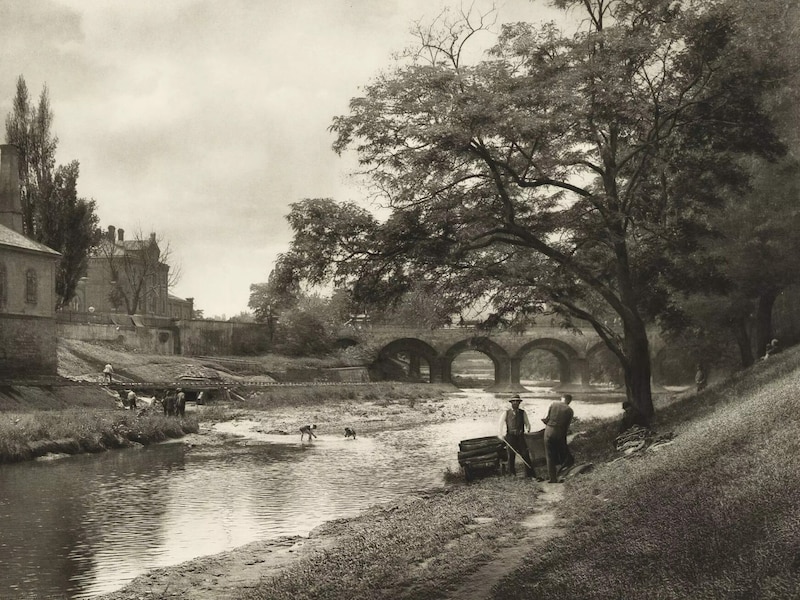 So idyllisch sah der Wienfluss 1890 beim Stubentor vor der Regulierung aus. (Bild: Wien Museum)