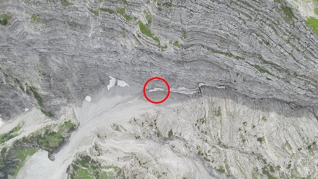 Im Bereich des roten Kreises wurde die Leiche gefunden. (Bild: Drohnenstaffel Ehrwald, Krone KREATIV)