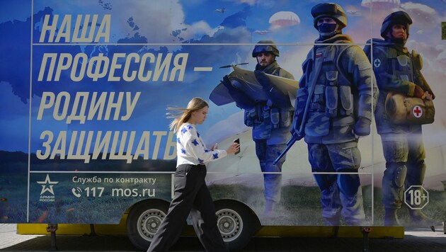 Ein Werbeplakat der russischen Truppen (Symbolbild) (Bild: AFP)