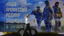 Ein Werbeplakat der russischen Truppen (Symbolbild) (Bild: AFP)