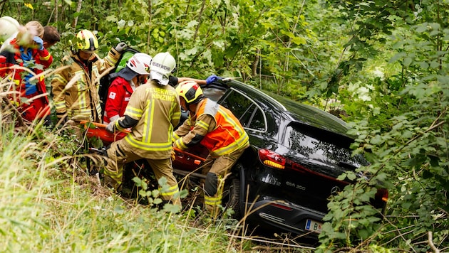 Das Auto wurde von einer Baumgruppe gestoppt. (Bild: Bernd Hofmeister)