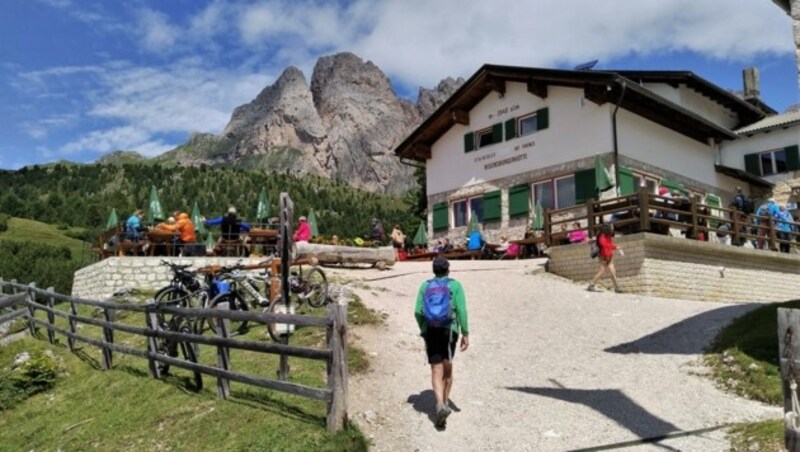 Auf der Regensburger Hütte ist nicht nur der Cappuccino sehr zu empfehlen. (Bild: Peter Freiberger)