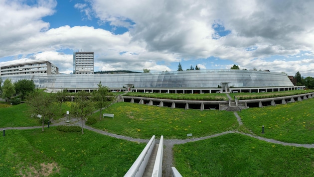 Über dem Krankenhaus Feldkirch, wo auch die KHBG sitzt, türmen sich dunkle Wolken auf (Bild: DIETMAR STIPLOVSEK / APA / picturedesk.com)