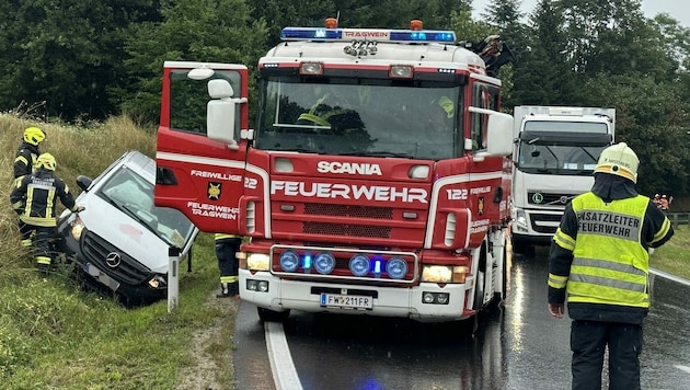 Die Feuerwehren Tragwein und Mistlberg befreien den Pkw-Lenker aus dem Straßengraben. (Bild: Freiwillige Feuerwehr Tragwein)