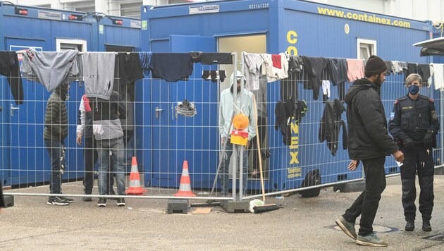 Manchmal wurden aufgrund des großen Asyl-Andrangs Container - am Foto etwa in Wels - aufgestellt, doch auch Zelte gab’s, sehr zur Aufregung der Nachbarn. (Bild: Wenzel Markus)