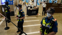 Polizeieinsatz nach den Stichen im Einkaufszentrum in Seongnam (Bild: AP)