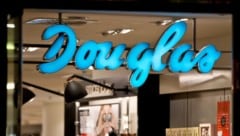 Die Parfümeriekette Douglas hat angekündigt, an diesem Samstag in Deutschland sicherheitshalber ...