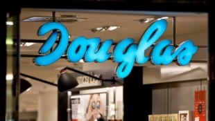Die Parfümeriekette Douglas hat angekündigt, an diesem Samstag in Deutschland sicherheitshalber ...