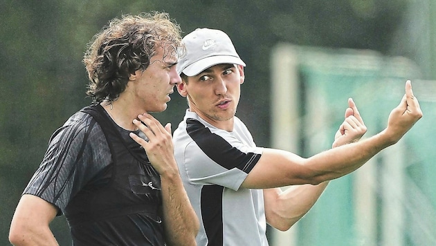 Sturms Co-Trainer Dominik Deutschl hilft Serrano bei der Eingewöhnung. (Bild: Pail Sepp)