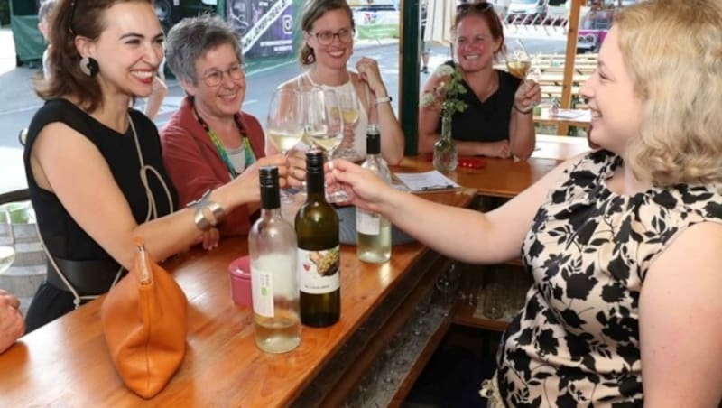 So schmeckt der Sommer: Alma Zadić (links) beim Weinverkosten bei einem Winzerkirtag (Bild: Reinhard Judt)