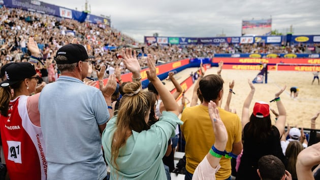 Ausverkauftes Stadion auf der Donauinsel bei der Beach-EM auch am Donnerstag. Für Freitag gibt es noch vereinzelt Restkarten. (Bild: Christina Koppelhuber)