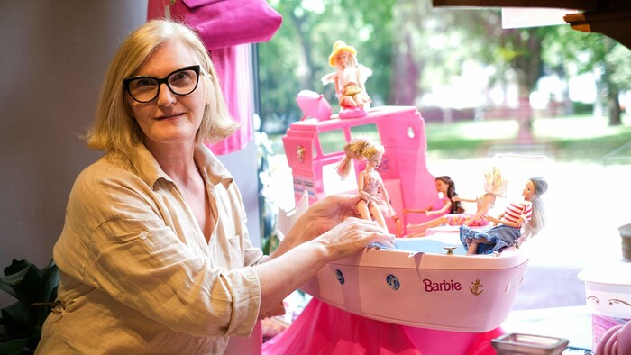 Im Schaufenster der Volkshilfe OÖ entstand ein Barbie-Land.