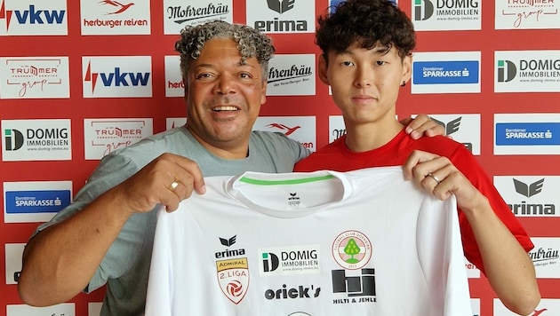 Misaki Sato (re.) geht zukünftig für den FC Dornbirn auf Torejagd. (Bild: FC Dornbirn)