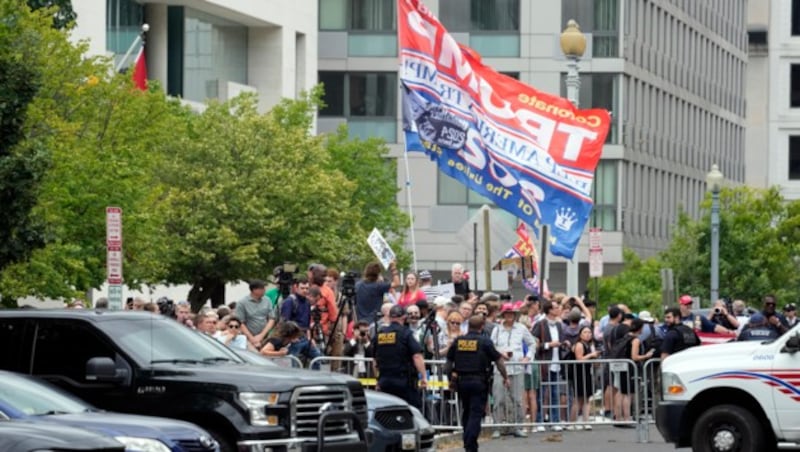 Proteste am Rande der Trump-Anhörung in Washington (Bild: AP)