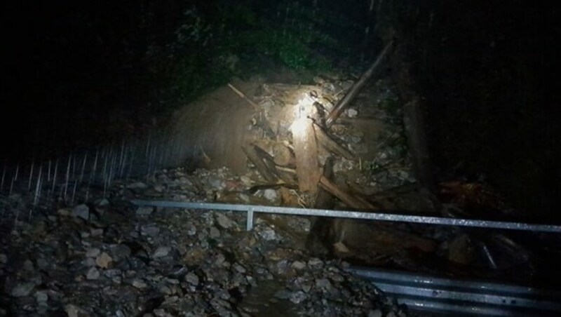 Die Loiblpassstraße ist zu. Ein Auto wurde von der Mure verschüttet. (Bild: FF Unterbergen)