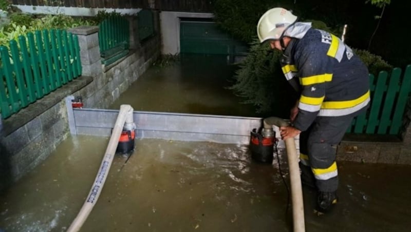 Die Feuerwehr steht im Dauereinsatz. (Bild: BFVDL)