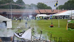 Die Stockholmer Polizei hat neue Proteste gegen ein Eritrea-Festival untersagt. Am Donnerstag wurden 55 Menschen bei Ausschreitungen verletzt. (Bild: AP)