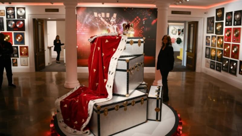 Blick in die Ausstellung „Freddie Mercury - A World Of His Own“ in den Räumen von Sotheby‘s in London. (Bild: APA/AFP/Daniel LEAL)