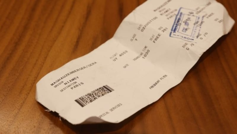 Das Flugticket aus Niger nach Frankreich (Bild: Reinhard Holl)