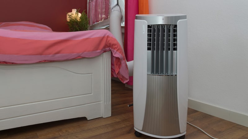Some people rely on air conditioning or a fan in summer (symbolic image). (Bild: Tanja Esser - stock.adobe.com)