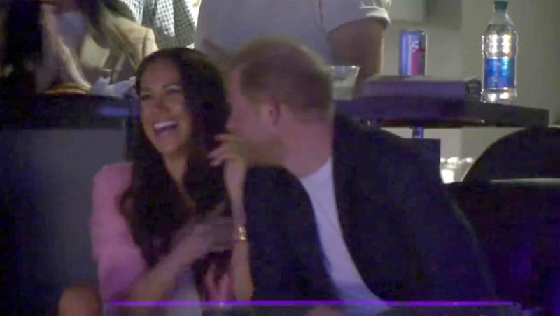 Die Royals wurden bei einem Spiel der LA Lakers von der sogennnaten „Kiss Cam“ gefilmt, Meghan wollte den Schmatzer, den ihr Harry versuchte aufdrücken, nicht haben und lächelte ihn verlegen weg! (Bild: www.PPS.at)