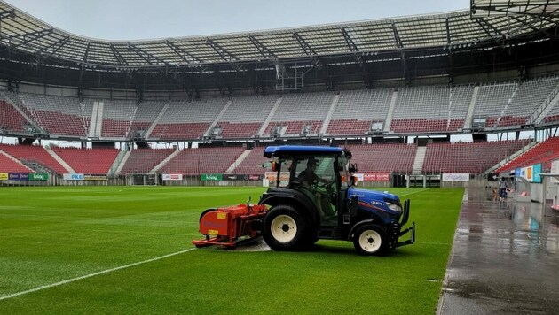 Die Arbeiten gegen die Regenmassen laufen im Wörthersee-Stadion. (Bild: Claudio Trevisan)