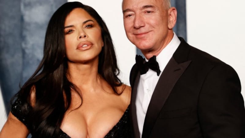 Bezos mit Lauren Sanchez (Bild: APA/AFP/Michael TRAN)