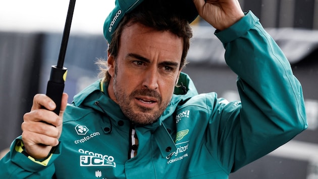 Fernando Alonso stichelt gegen Alpine und Otmar Szafnauer. (Bild: APA/AFP/Kenzo TRIBOUILLARD)