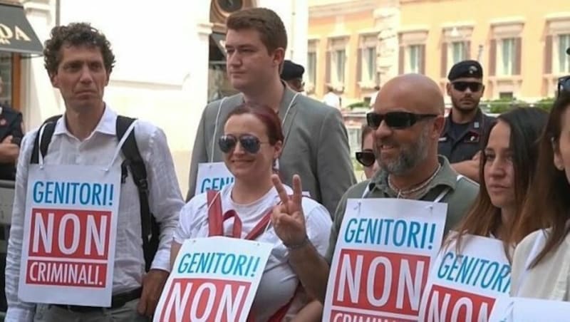 Protest für die Leihmutterschaft in Italien - auf den Schildern ist „Eltern, keine Kriminellen“ zu lesen. (Bild: glomex)