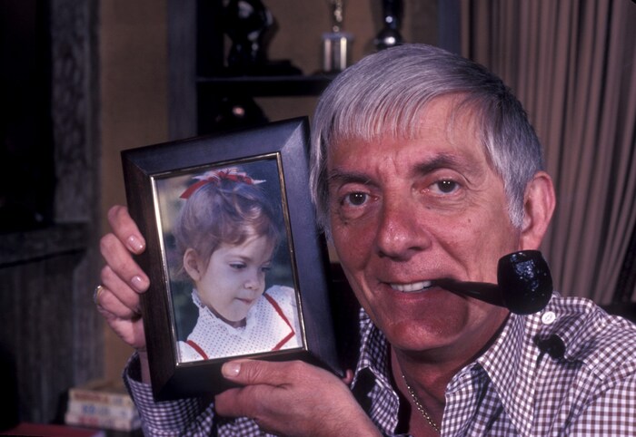 Aaron Spelling mit einem Bild von Tochter Tori