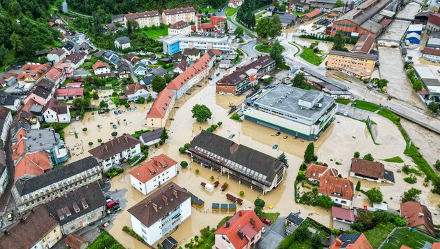 Az elárasztott Ravne na Koroskem falu, Ljubljanától mintegy 60 kilométerre északkeletre. (Bild: Associated Press)