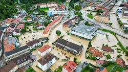 Die überschwemmte Ortschaft Ravne na Koroskem, rund 60 Kilometer nordöstlich von Ljubljana (Bild: Associated Press)
